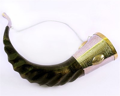 Элитный подарочный рог кавказского тура мельхиоровый с медальонами (55-60 см) - фото 7734