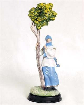 Подарочная статуэтка Горянка у дерева (обожженная глина) - фото 7985