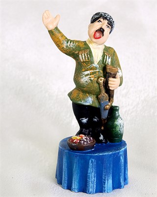 Подарочная статуэтка ручной работы "Тамада на свадьбе" обожженная глина - фото 8173